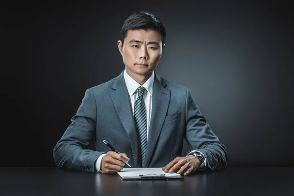 Asiatique homme d'affaires avec document — Photo de stock