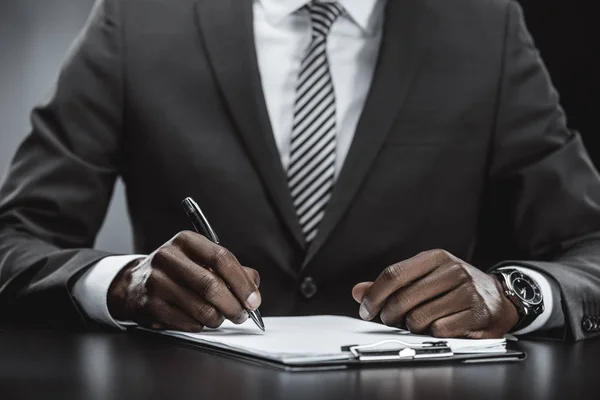 Afrikanischer amerikanischer Geschäftsmann erledigt Papierkram — Stockfoto