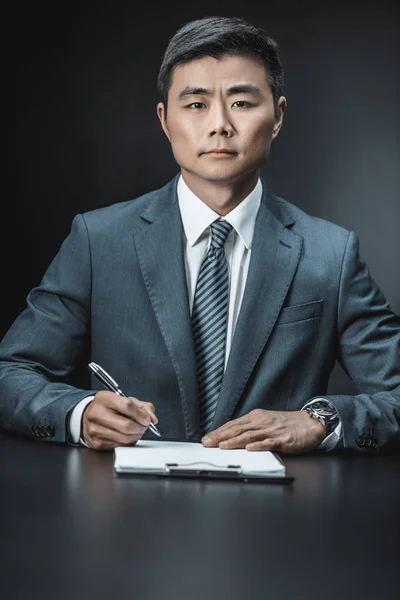 Asiatique homme d'affaires avec document — Photo de stock