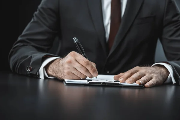 Homem de negócios fazendo papelada — Fotografia de Stock