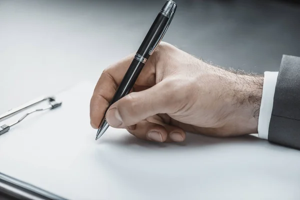 Geschäftsmann erledigt Papierkram — Stockfoto