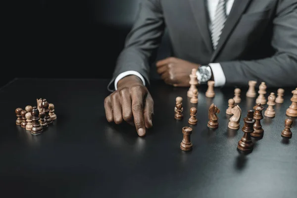 Homme d'affaires afro-américain et figures d'échecs — Photo de stock