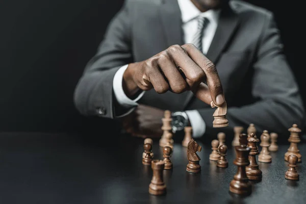 Uomo d'affari africano americano che gioca a scacchi — Foto stock