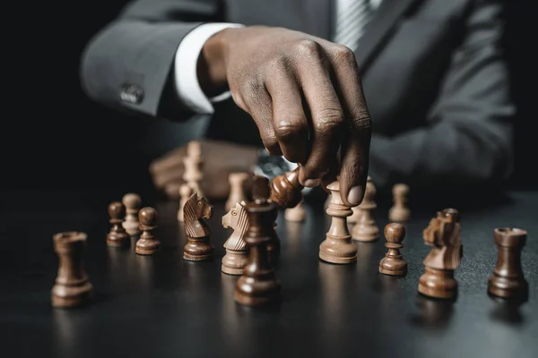 Afrikanischer amerikanischer Geschäftsmann spielt Schach — Stockfoto