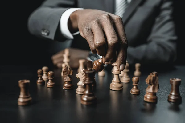 Hombre de negocios afroamericano jugando ajedrez - foto de stock