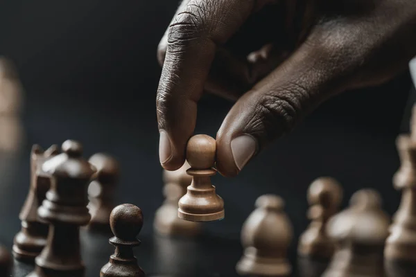 Африканский бизнесмен играет в шахматы — стоковое фото
