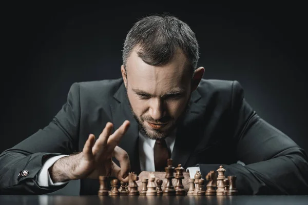 Empresario jugando ajedrez - foto de stock