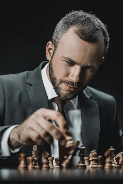 Geschäftsmann spielt Schach — Stockfoto