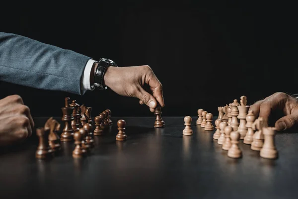 Empresarios jugando ajedrez - foto de stock