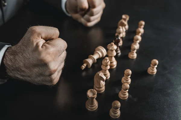 Figuras de hombre de negocios y ajedrez en la mesa - foto de stock