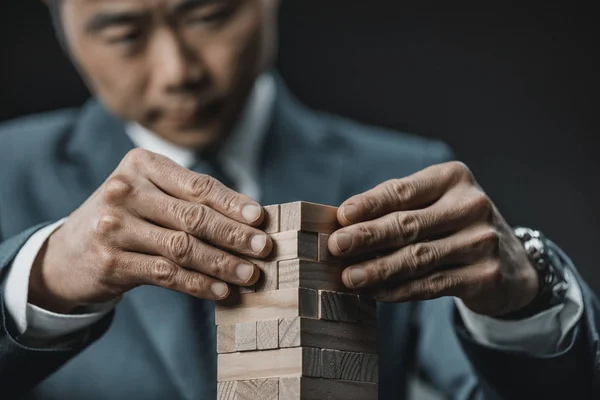 Asiatische Geschäftsmann spielt Blöcke Holz Spiel — Stockfoto