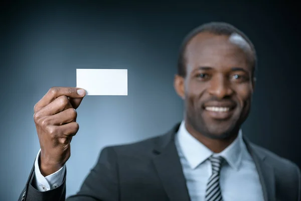 Homme d'affaires afro-américain avec carte de visite — Photo de stock