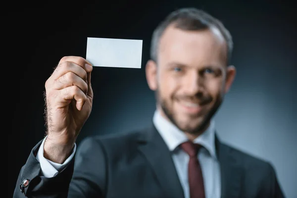 Joven hombre de negocios con tarjeta de visita - foto de stock