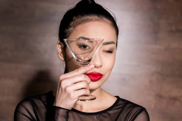 Mujer asiática con vaso de martini - foto de stock