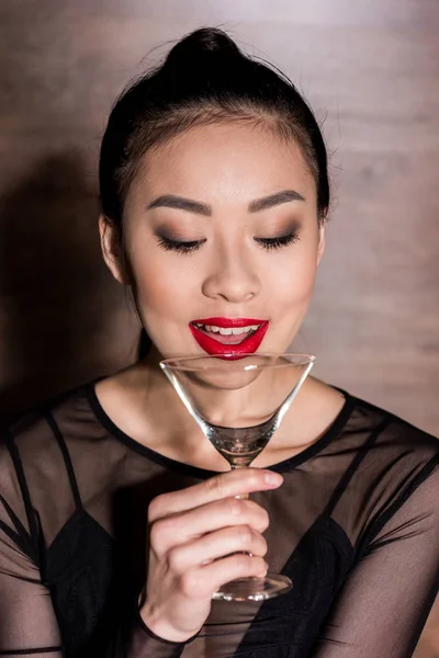 Donna asiatica con vetro martini — Foto stock