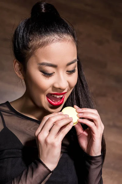 Asian woman with macaron — Stock Photo