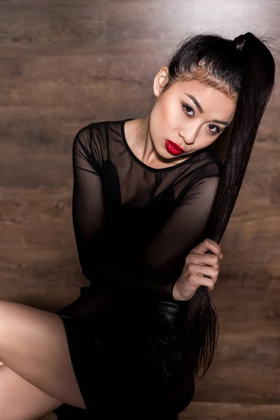 Asiatique femme avec lumineux maquillage — Photo de stock