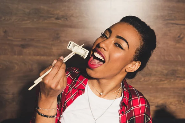 African american woman with money — Stock Photo