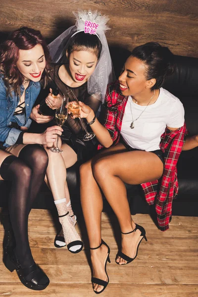 Mujeres multiculturales divirtiéndose en despedida de soltera - foto de stock