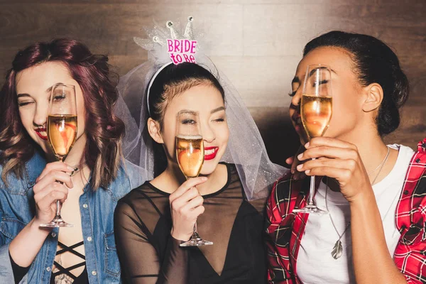 Donne multiculturali con champagne al addio al nubilato — Foto stock