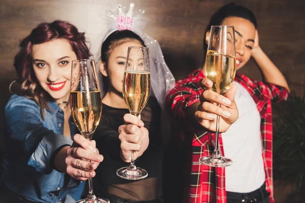 Donne multiculturali con champagne al addio al nubilato — Foto stock