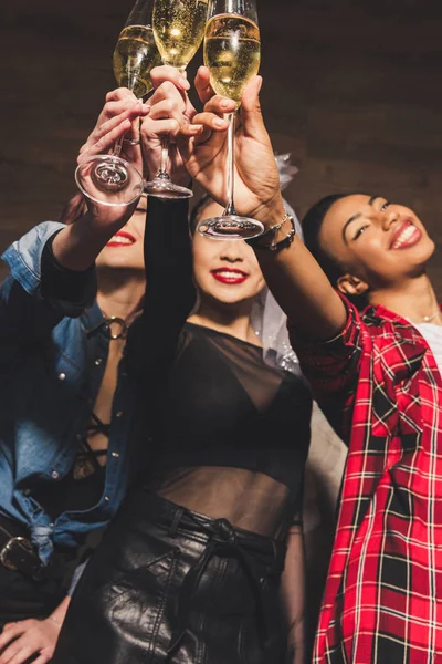 Mulheres multiculturais com champanhe na festa das galinhas — Fotografia de Stock