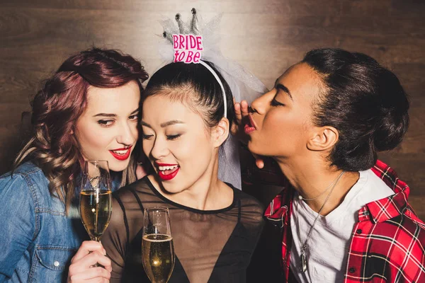 Femmes multiculturelles avec champagne à la fête de poule — Photo de stock