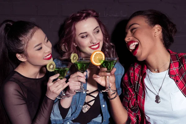 Multikulturelle Frauen auf Party — Stockfoto