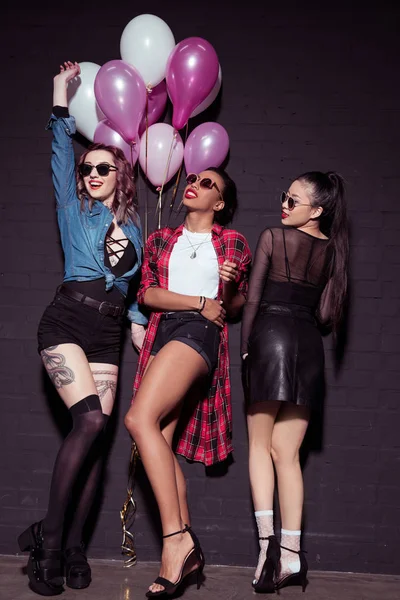 Femmes multiculturelles avec des ballons — Photo de stock