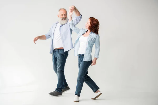 Couple dansant heureux — Photo de stock