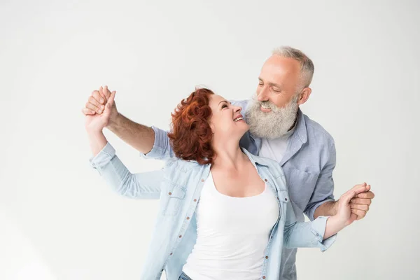 Coppia tenendosi per mano — Foto stock