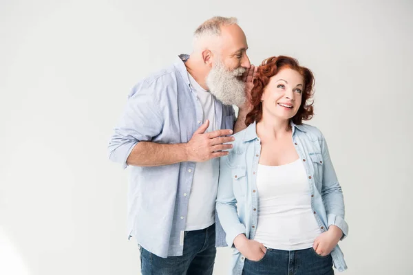 Mann flüstert seiner Frau zu — Stockfoto