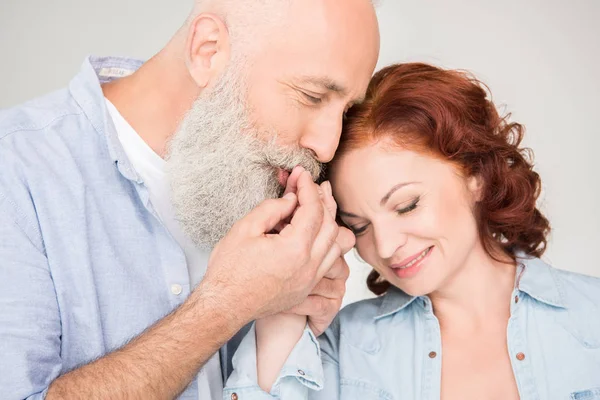 Tierna pareja madura - foto de stock