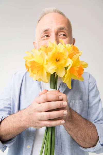 Uomo anziano con bouquet — Foto stock