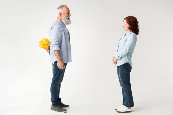 Mature couple with bouquet — Stock Photo