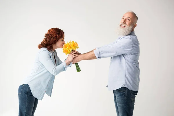 Couple souriant avec bouquet — Photo de stock