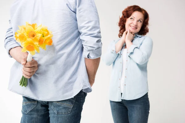 Älteres Paar mit Blumenstrauß — Stockfoto