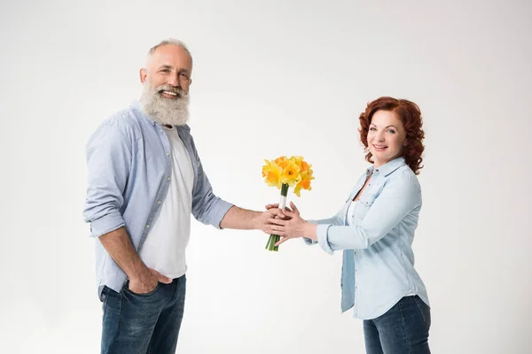 Pareja feliz con ramo - foto de stock