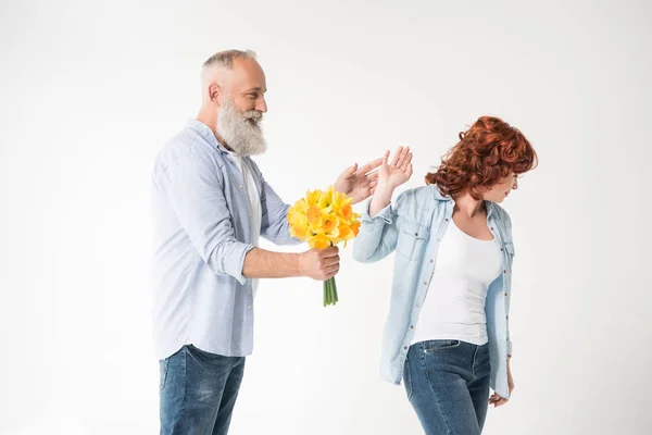 Homme avec bouquet et femme insatisfaite — Photo de stock