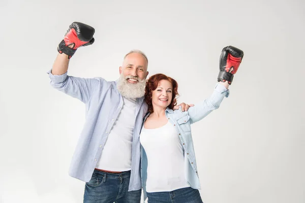 Casal maduro em luvas de boxe — Fotografia de Stock