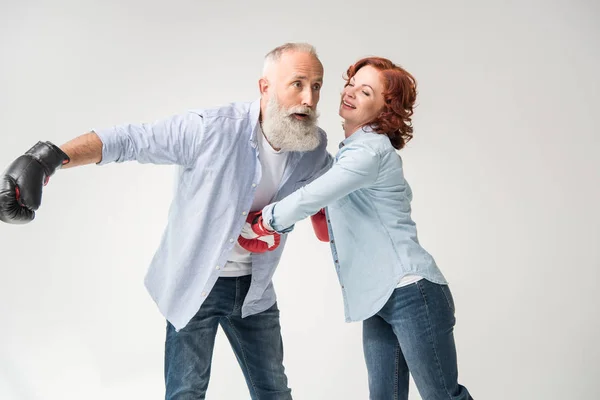 Couple se battant dans des gants de boxe — Photo de stock