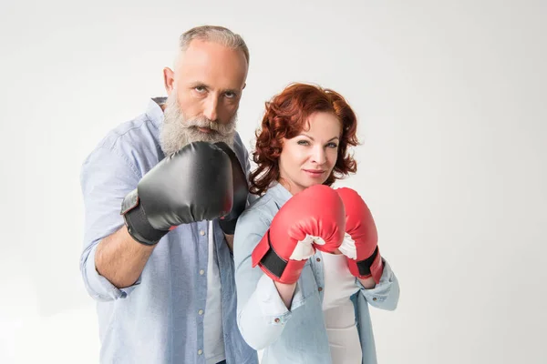 Зрелая пара в боксёрских перчатках — стоковое фото