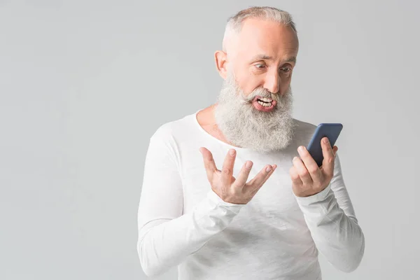 Homme âgé avec smartphone — Photo de stock