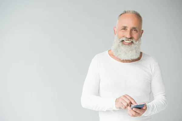 Uomo anziano con smartphone — Foto stock