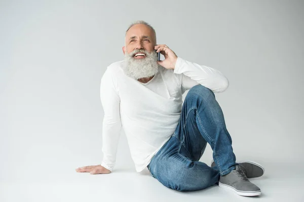Senior man with smartphone — Stock Photo