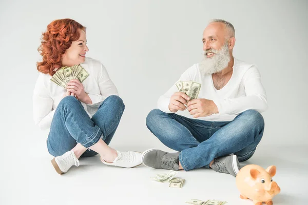 Couple avec dollars et tirelire — Photo de stock