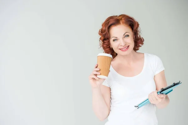 Donna con caffè e tablet — Foto stock