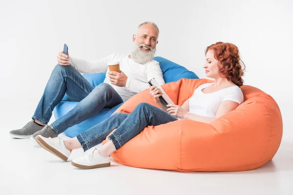 Pareja con café y gadgets - foto de stock