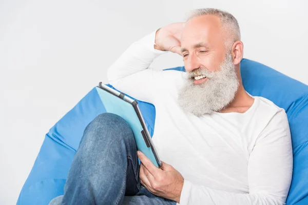 Homme âgé utilisant une tablette — Photo de stock