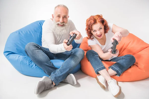 Couple playing video game — Stock Photo